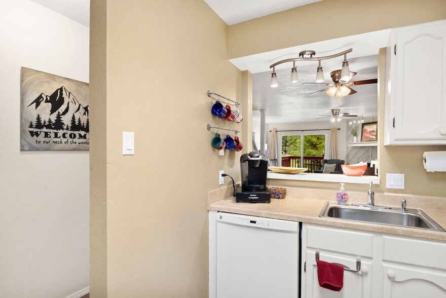 Building Photo - 604 White Mountain Dr