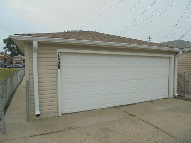 Building Photo - 7609 W 63rd Pl