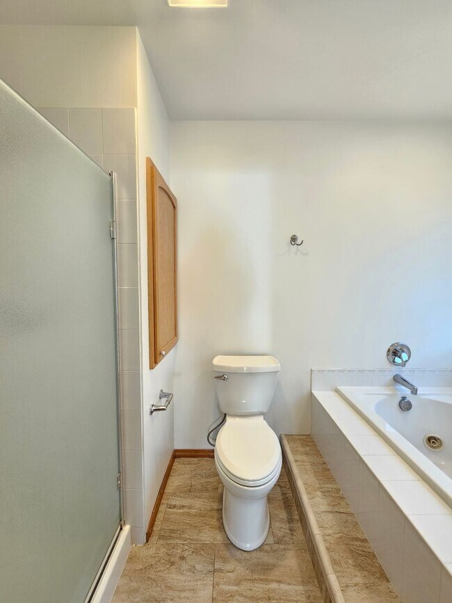 Building Photo - $1,995 - 2 Bed / 2 Bath Beautiful House in North Spokane with Oversized Garage