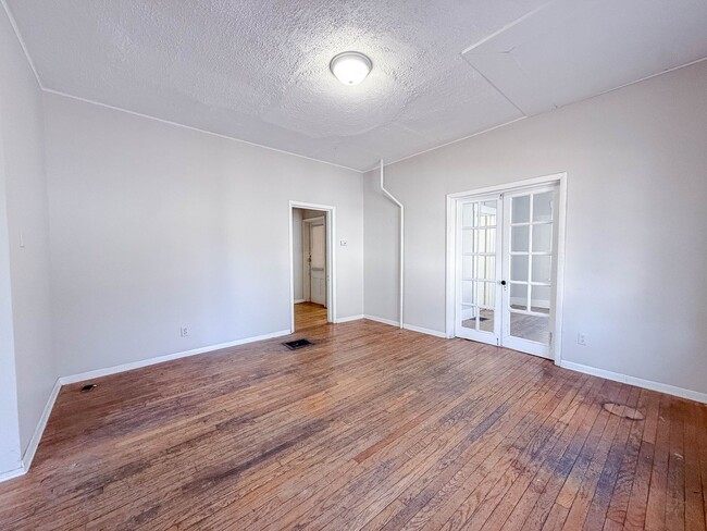 Building Photo - Short