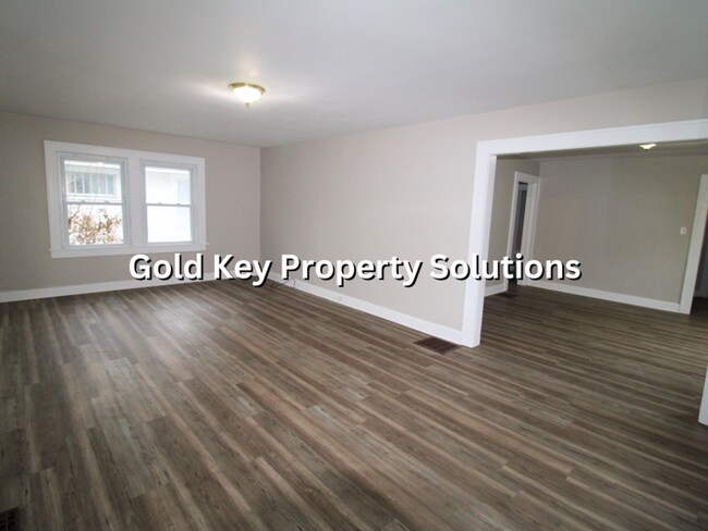 Building Photo - Updated 2 BR 1 BA House with Central Air and Garage (SECTION 8 APPROVED)