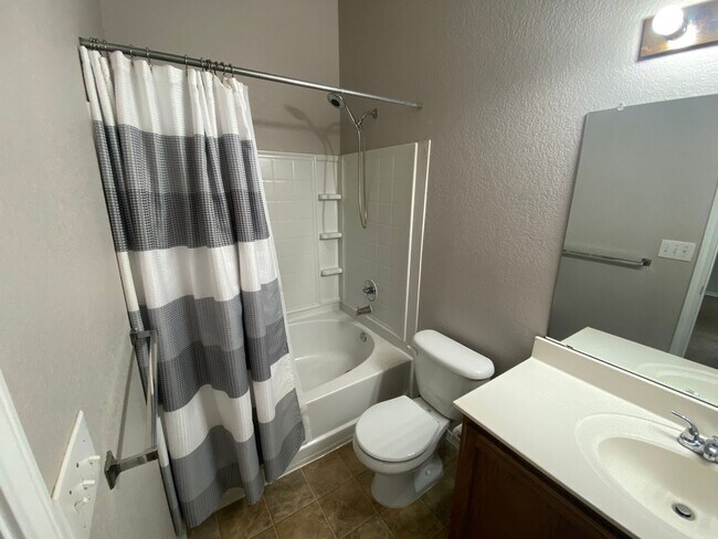 Building Photo - 3/2 Single Story ~ Conveniently located to...