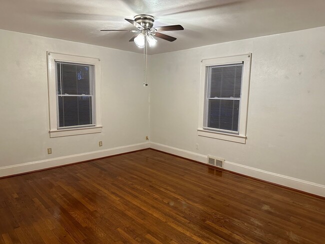 Building Photo - 2 Bedroom Downstairs Duplex in Norfolk