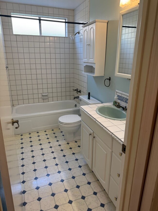 Building Photo - New Photos! Lovely One Level home in Valen...