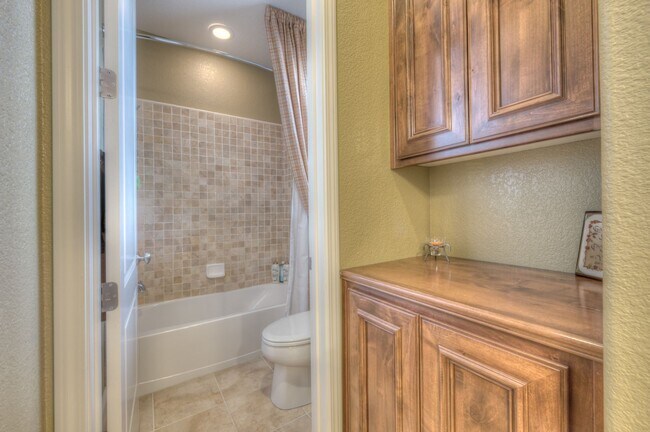 Building Photo - Beautiful former Meritage model home in the heart of Somersett. 4bed/3.5bath/3car 3764sf