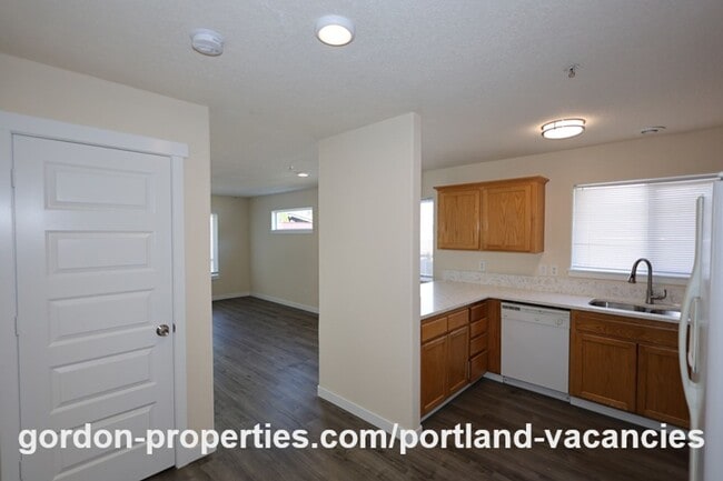 Building Photo - SE 121st Ave- 3 bedroom townhome with gas fireplace