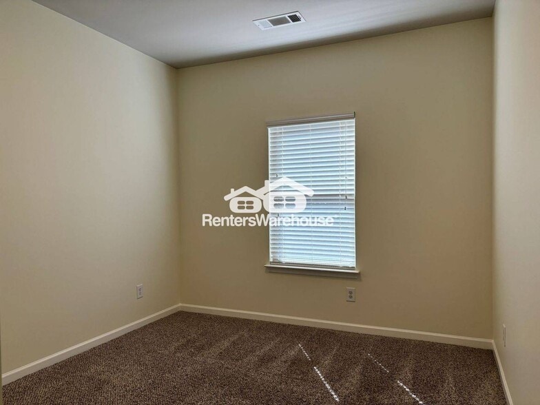 Building Photo - 570 Oakside Pl