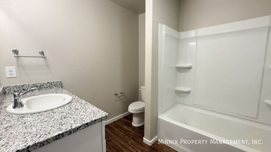 Building Photo - 2033 Kenwood Ave