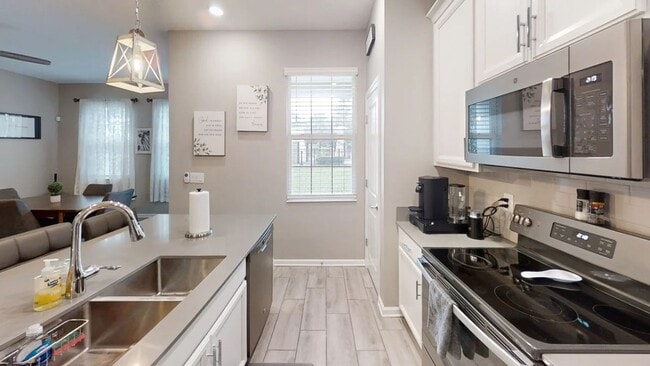 Building Photo - Charming 3BR Townhome in Championsgate