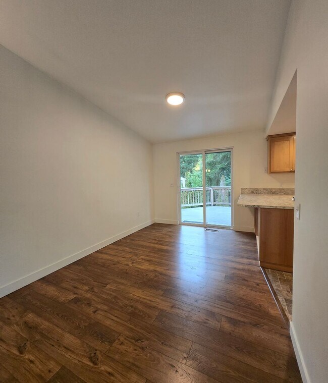 Building Photo - ***PENDING APPLICATION***4 Bedroom, 2 Bath...