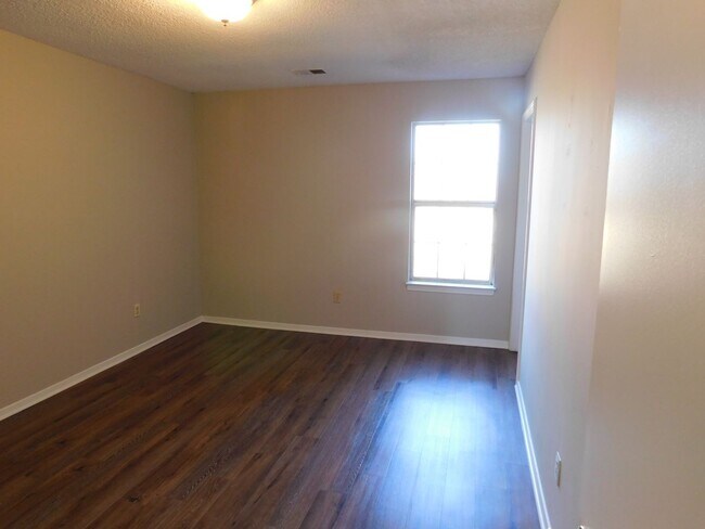 Building Photo - 5820 Briarwood - Ready for move in!!