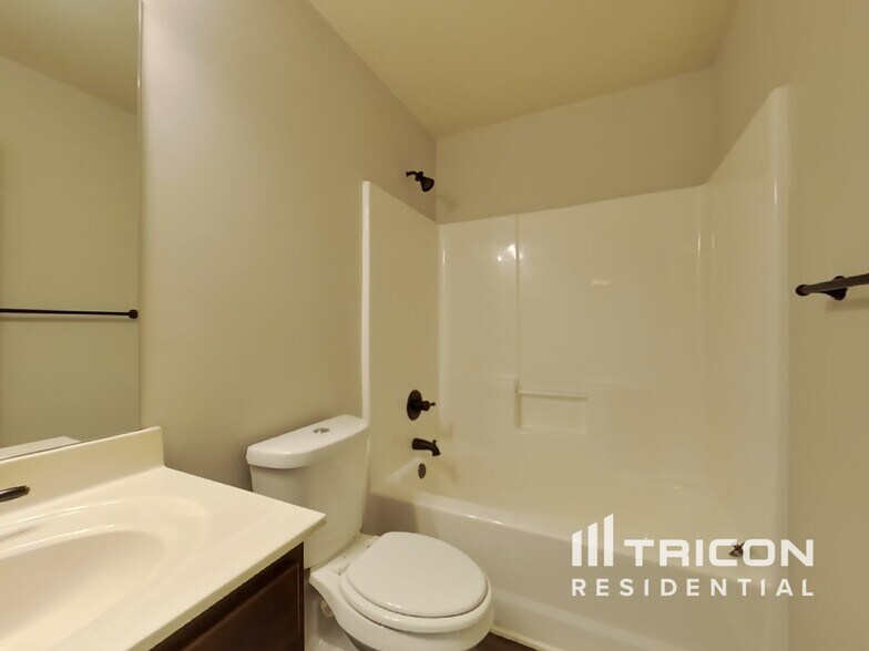 Building Photo - 4627 Town Manor Dr