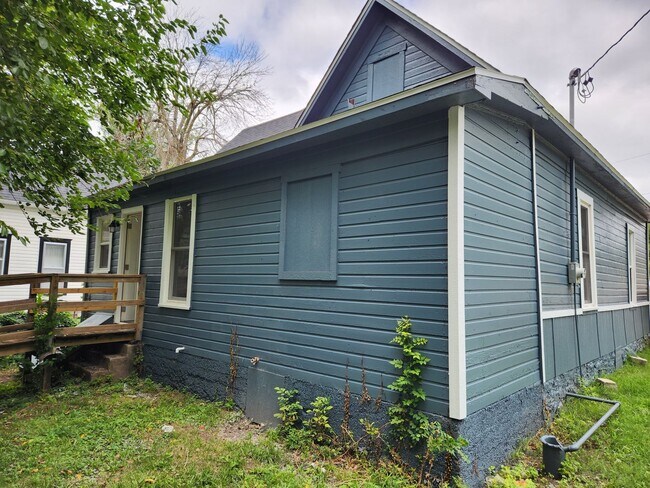 Building Photo - Spacious 3-Bedroom, 1-Bathroom Home AVAILABLE NOW!!