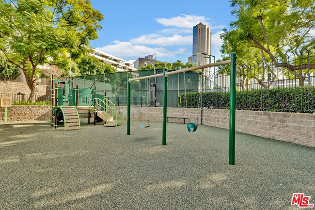 Building Photo - 800 W 1st St