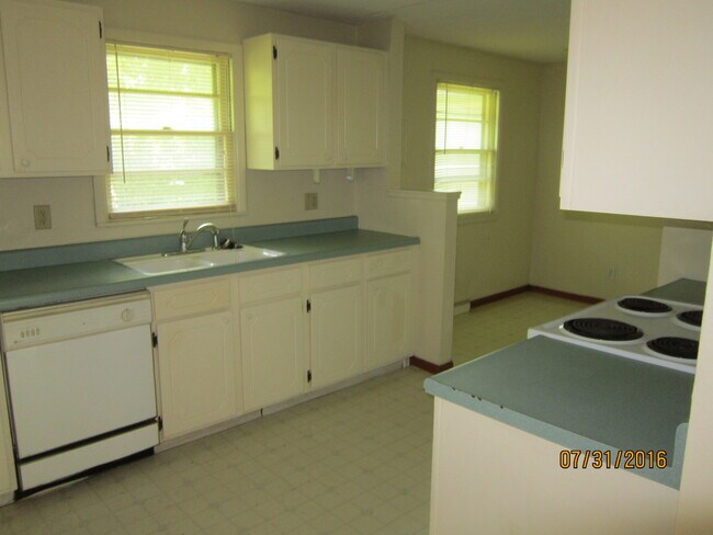 Large eat in kitchen - 1100 Woodland St