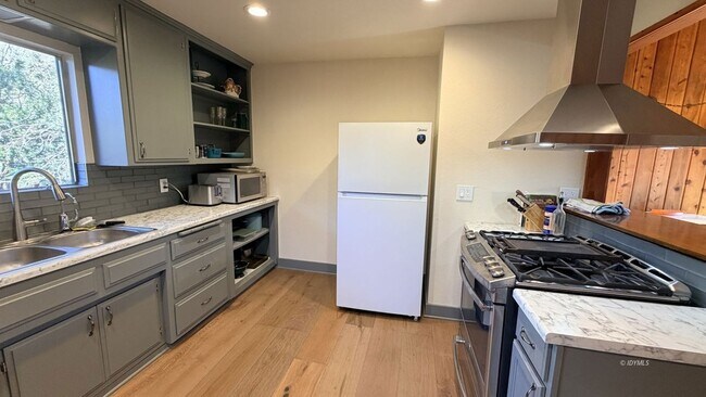 Building Photo - 53390 Circle View Dr