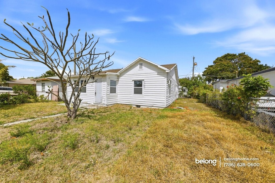 Building Photo - 170 W 23rd St