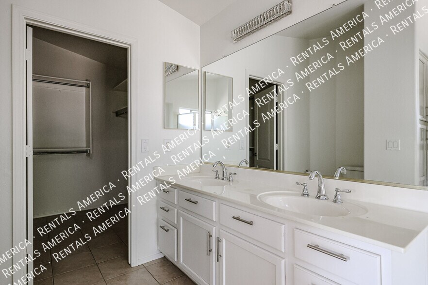 Building Photo - 568 E Sherri Dr
