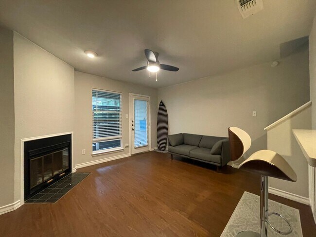 Building Photo - Two Story 1bd/1ba Condo Available Now in T...