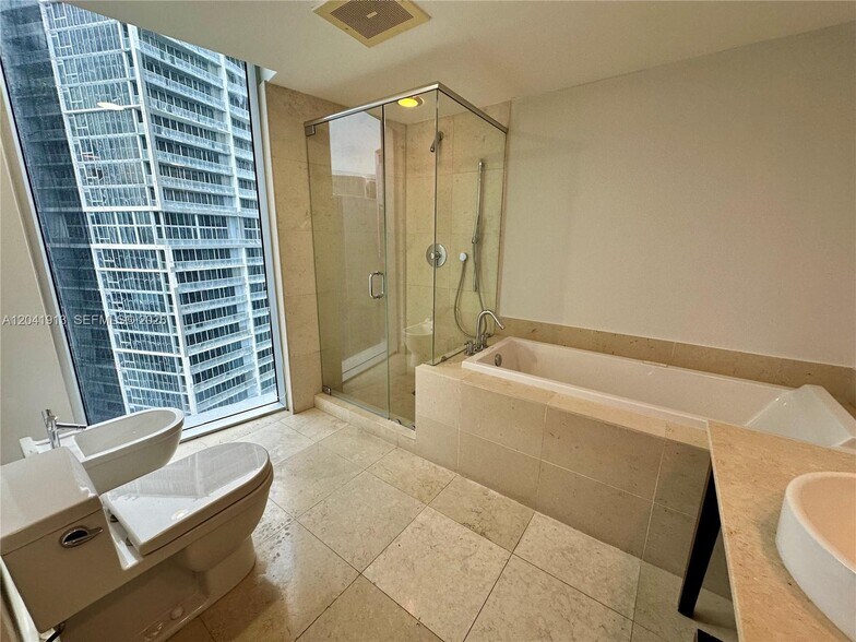 Building Photo - 495 Brickell