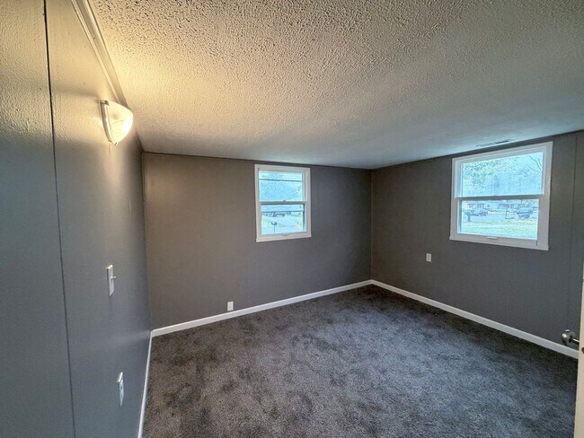 Building Photo - Newly renovated 3 bedroom house