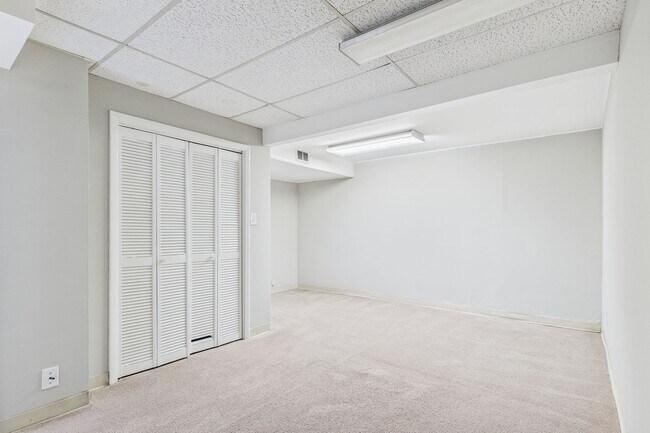 Building Photo - Large Home in Guilford Hills, Hardwood Flo...