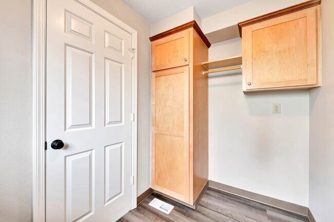 Building Photo - Savage / Ellis Duplex