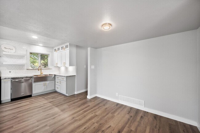 Building Photo - Kennedale Beauty