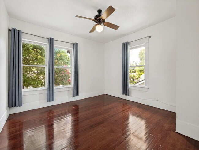 Building Photo - "Charming 4-Bedroom Home with 2 Full Baths in Vibrant Dallas Neighborhood!"