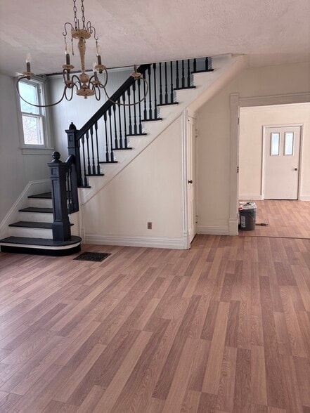 Building Photo - 437 Wright St