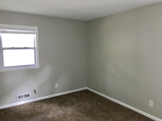 Building Photo - Robbinsdale's 3-Bedroom Home with Walk-Out Deck!