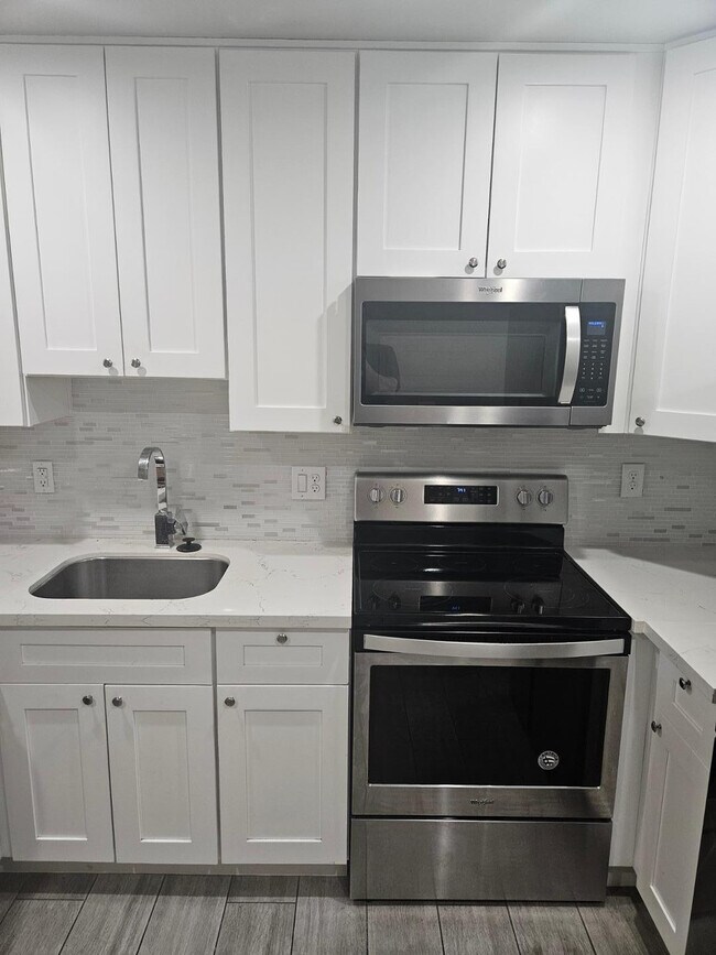 Building Photo - 935 E Roma Ave