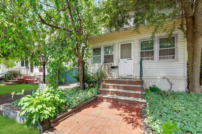 Building Photo - 31 Chestnut St