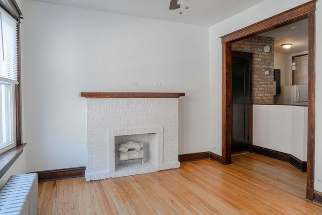 Building Photo - Lakeview / Southport Corridor - 2 Bed / 1 ...