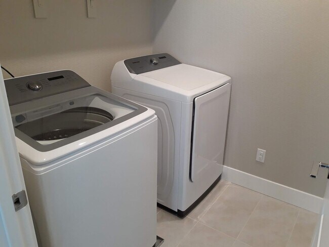 Building Photo - Pre-Lease Now for July 2026 Move-In – Stylish 3BR Townhome in Gated West Sacramento Community