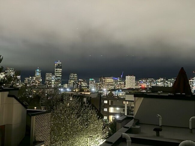 Building Photo - Capitol Hill Townhome