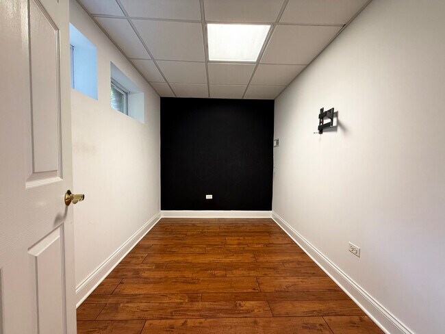 Building Photo - 26159 N Hill Ave
