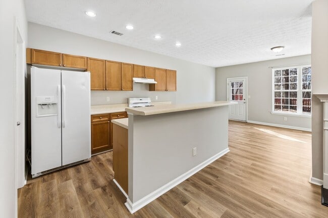 Building Photo - 2/2.5 Townhome in Great Flowery Branch loc...