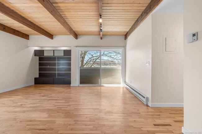 Building Photo - Newly Renovated 1 Bedroom Apartment
