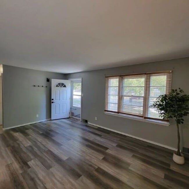 Building Photo - 3 Bedroom Home with Garage & Central Air