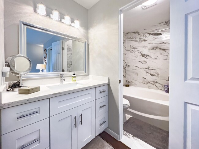 Building Photo - 3506 Cove View Blvd