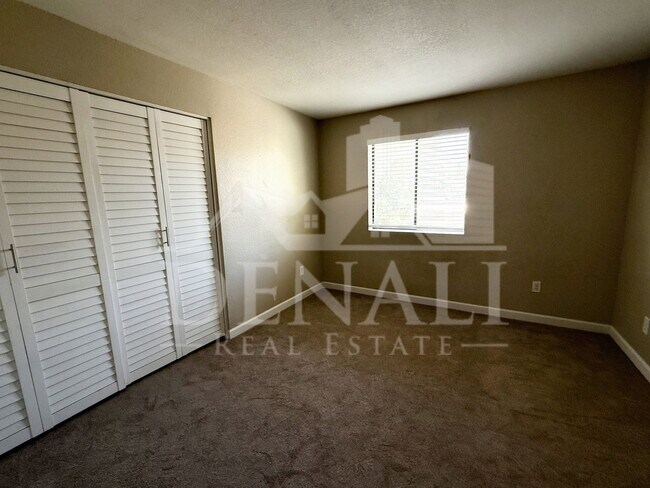 Building Photo - 1529 E Edgewater Dr