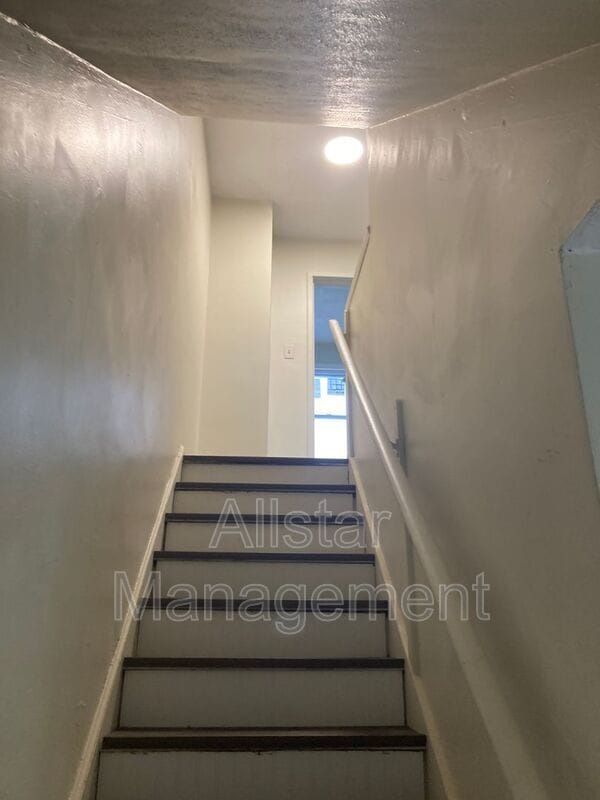 Building Photo - 944 S Central Dr
