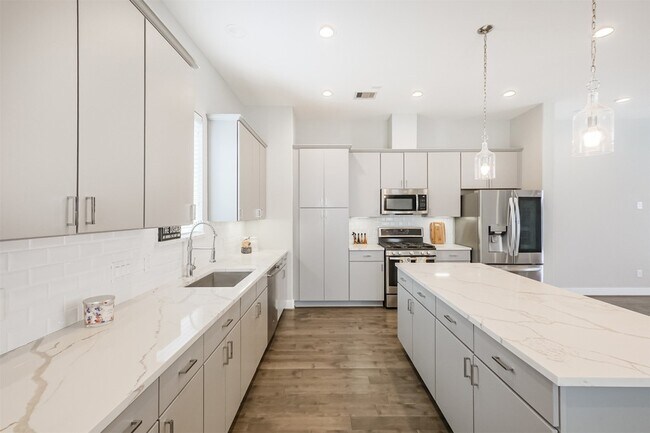 Building Photo - 1305 Mayfair Clarkson Ln