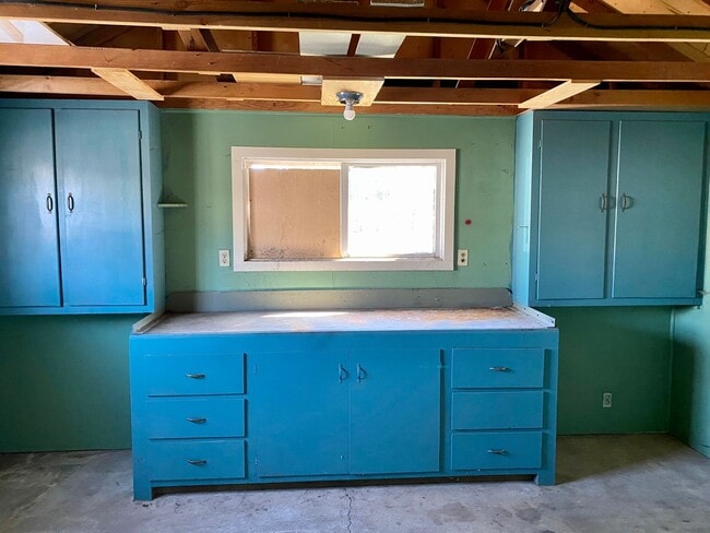 Building Photo - Charming 2bdrm, 1.bath house with garage, workshop space and large yard