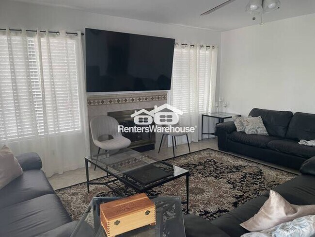 Building Photo - Hillcrest Beauty 4bed 3bath P00L Grass Bac...