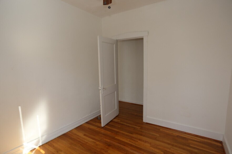 Building Photo - 913 W Sunnyside Ave