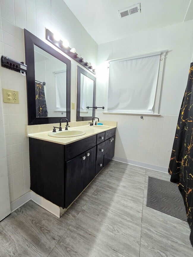 Building Photo - 481 Division St