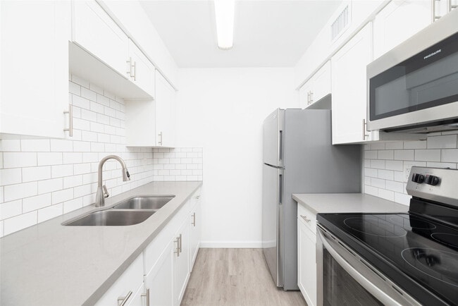 Building Photo - 1401 NE 17th Ct