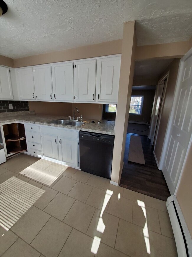 Building Photo - 1175 SqFt 3 Bedroom Townhome